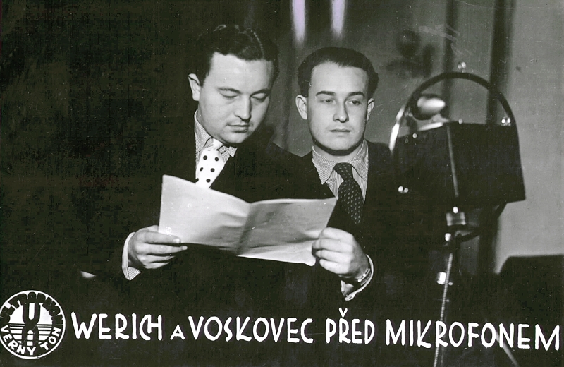 v+w před mikrofonem